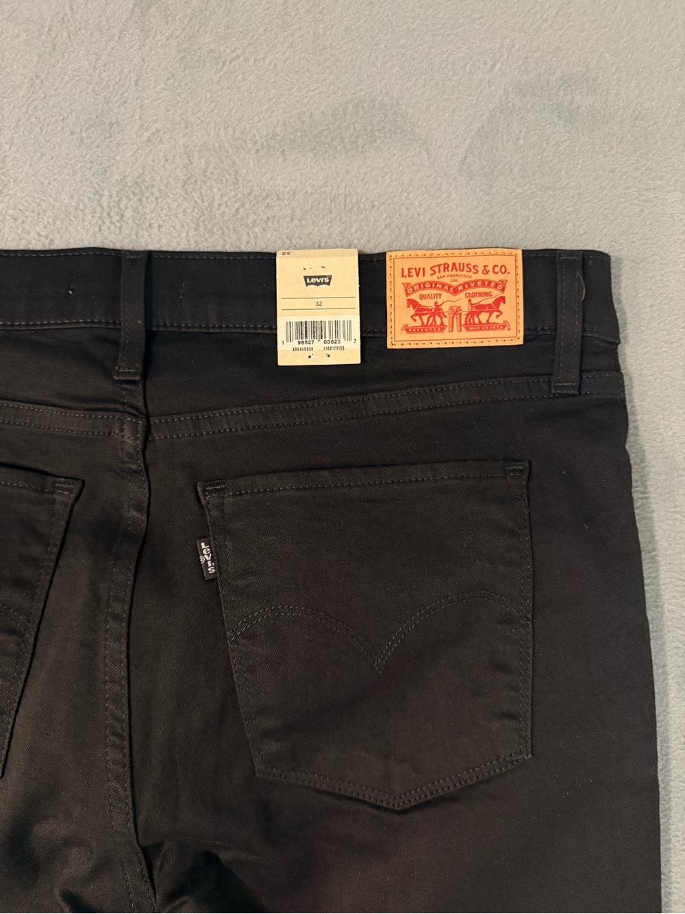 Levi's - Women's 311 Shaping Skinny Capris - Picture 5 of 8